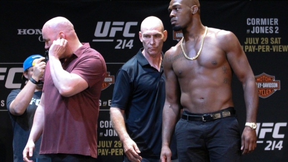 Скандалът между Дейна Уайт и Джон Джоунс продължава с пълна