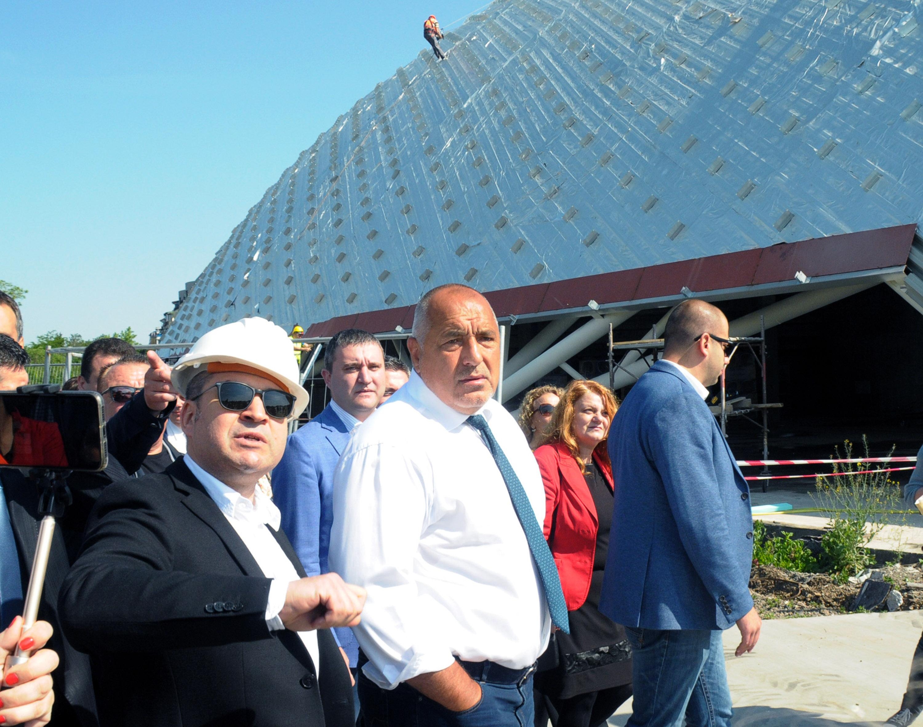 Премиерът Бойко Борисов инспектира строителството на зала Арена Бургас. @@@