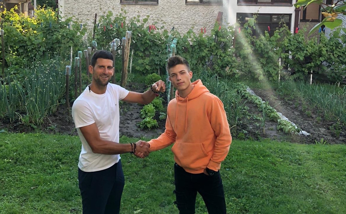 Световният №1 Новак Джокович остави тенис ракетата за да покаже