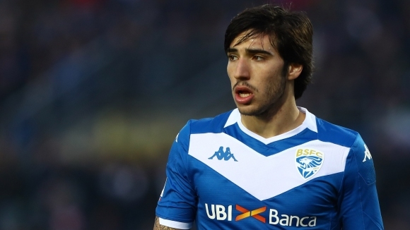 Полузащитникът на Бреша Сандро Тонали отрече че смята Марио Балотели