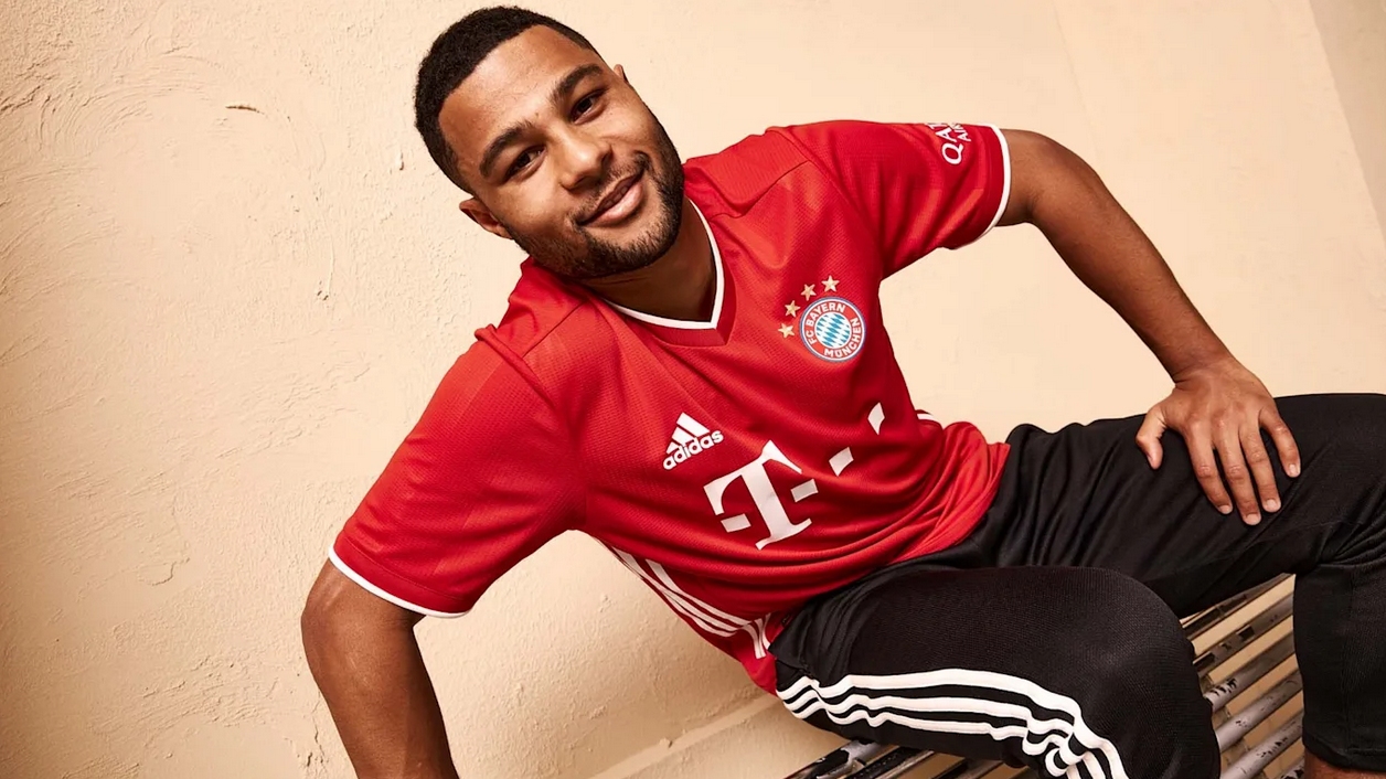 Отборът на Байерн Мюнхен и adidas представиха новите екипи на