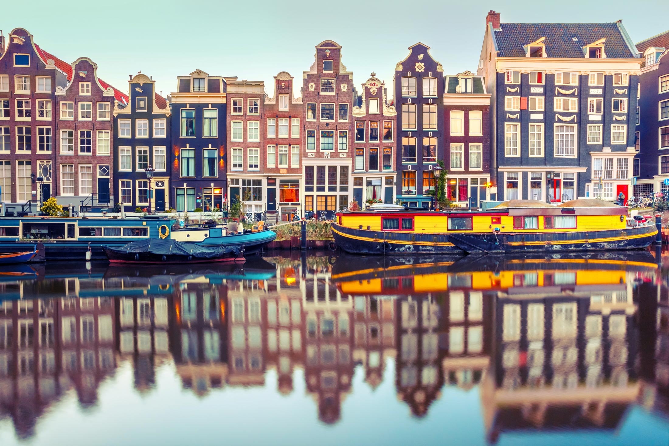 Амстердам остава сред домакините на отложеното за 2021 година европейско