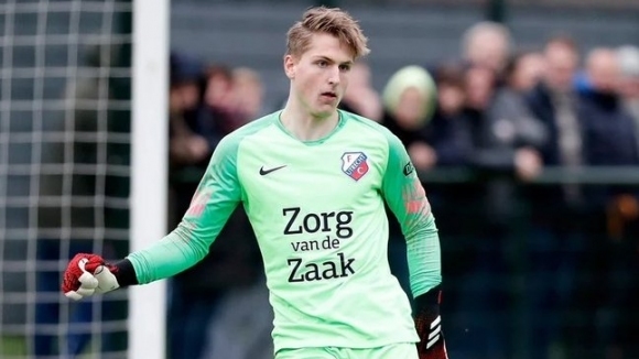 Младият вратар на Утрехт Мики ван Сас ще продължи кариерата