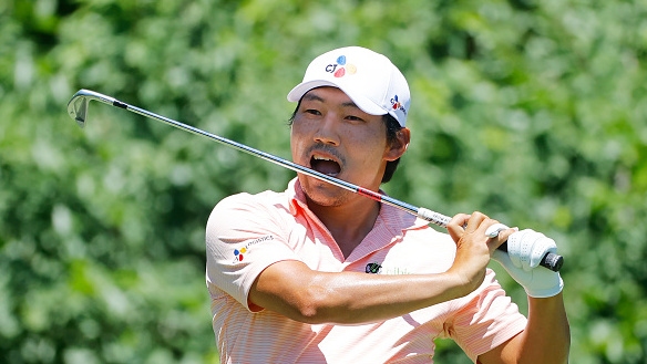 Южнокорейският голфър Сунг Канг обра овациите с невероятно изпълнение на