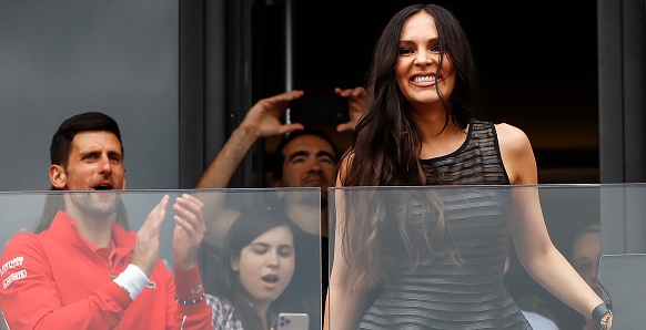 Сексапилната пианистка Лола Астанова бе част от шоуто при откриването