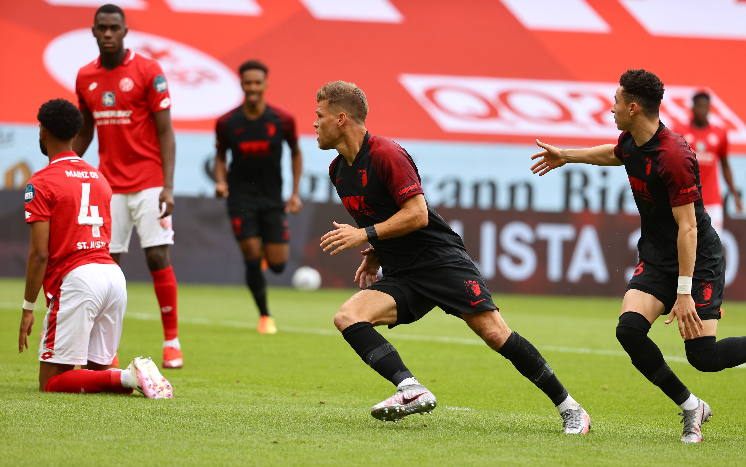 Аугсбург спечели с 1 0 като гост ключовия дуел с Майнц