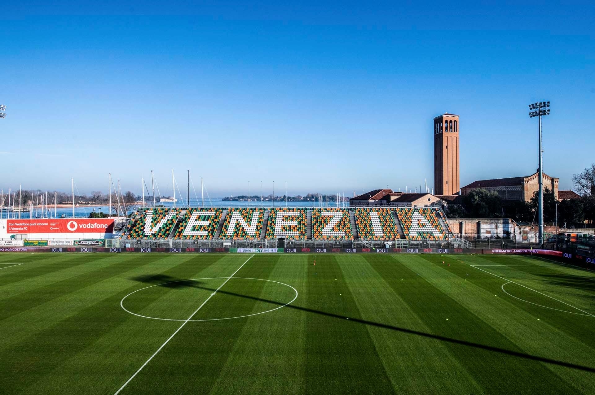 Втородивизионният италиански футболен клуб Венеция прекрати тренировките и играчите са