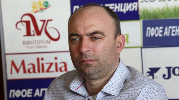 Старши треньорът Саша Симонович ще тества 16 полеви футболисти и