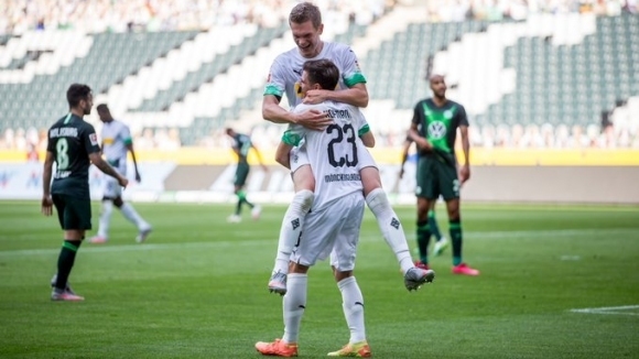 С два гола на Йонас Хофман и един на Ларс