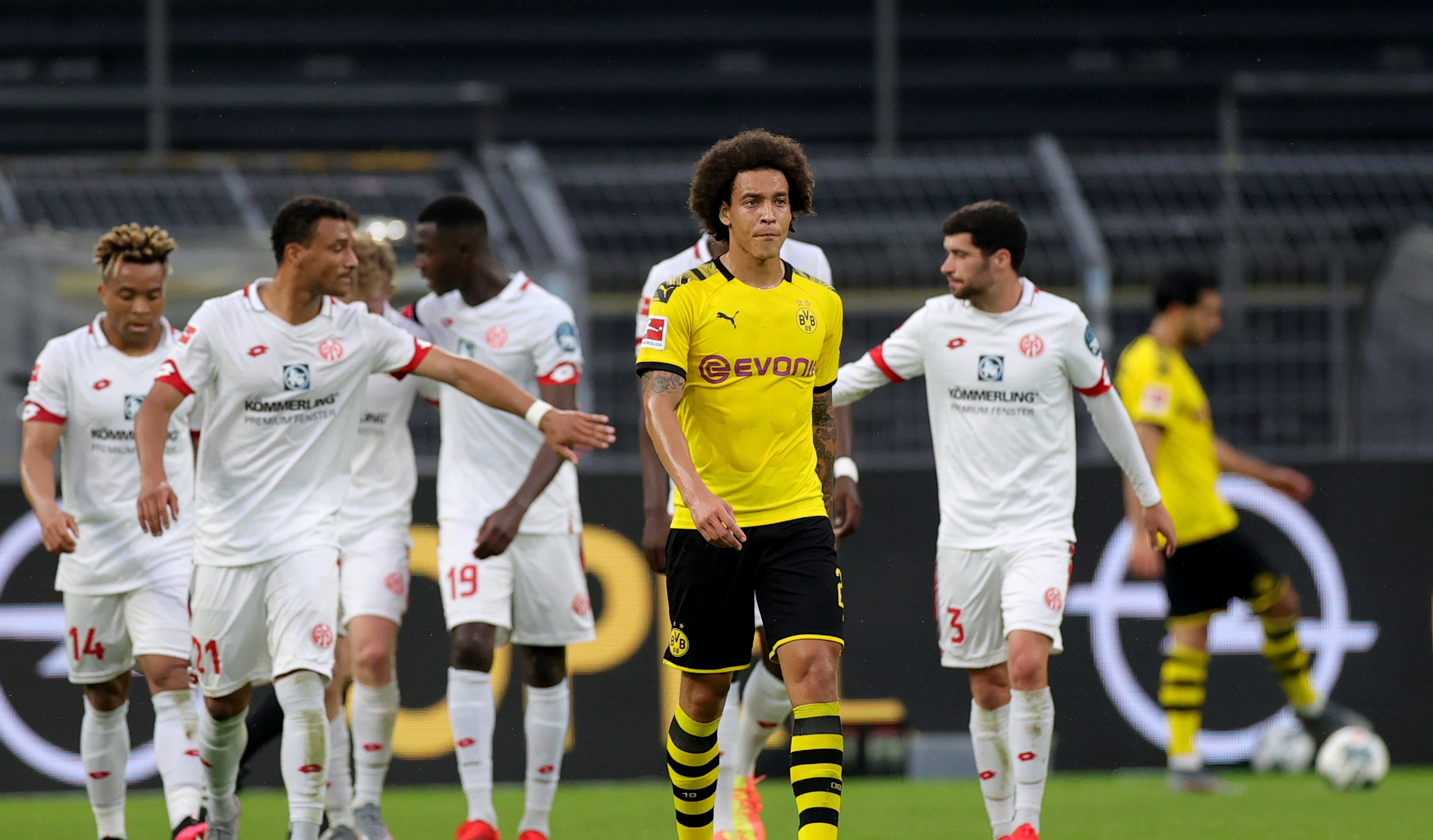 Отборът на Борусия Дортмунд приема Майнц 05 в среща от