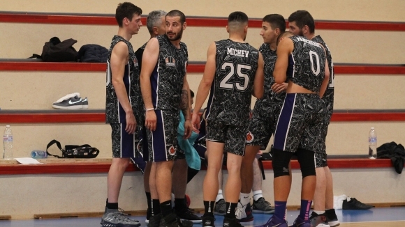 Тимът на Трипъл дабъл продължава да доминира в трета дивизия на