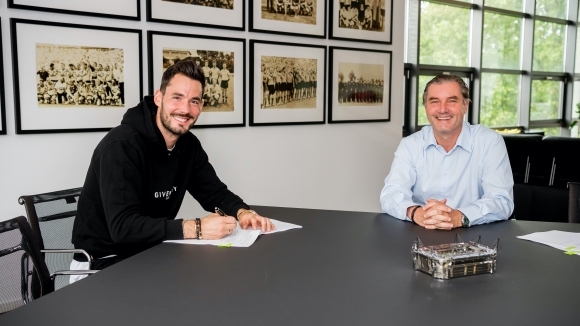 Вратарят на Борусия Дортмунд Роман Бюрки подписа нов договор до