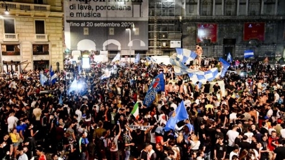 Хиляди привърженици на Наполи отпразнуваха спечелената Купа на Италия по