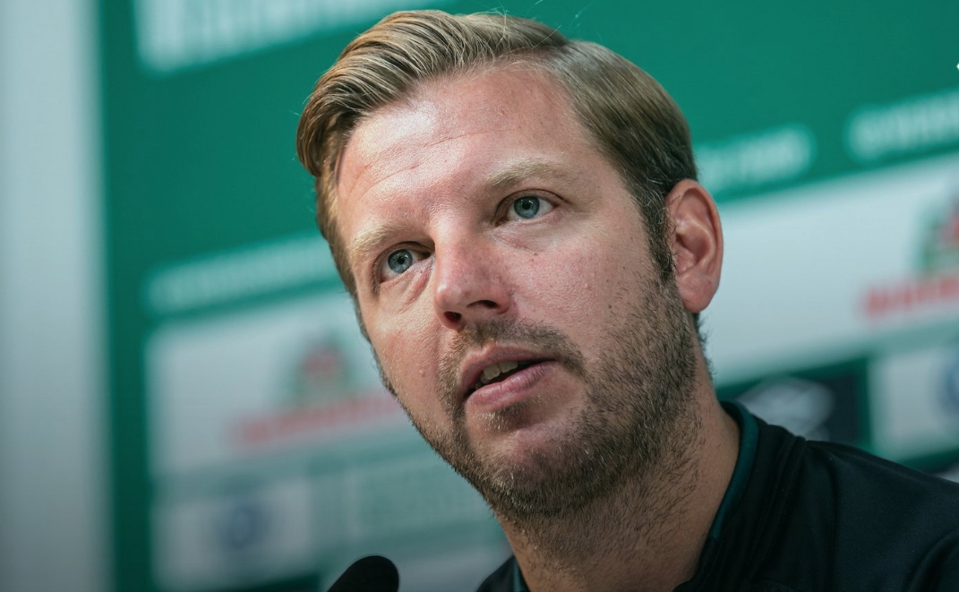 Наставникът на Вердер Бремен Флориан Коофелт подготвя тима си за