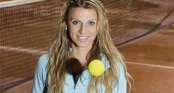Българската тенисистка Сесил Каратанчева стана виртуален осиновител на малко кученце.