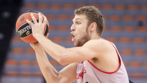 Най добрият български баскетболист Александър Везенков иска да остане в сегашния