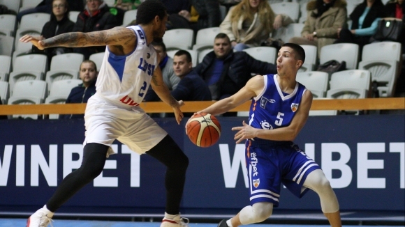 Академик Пловдив подписа договор с младия гард Николай Титков Баскетболистът