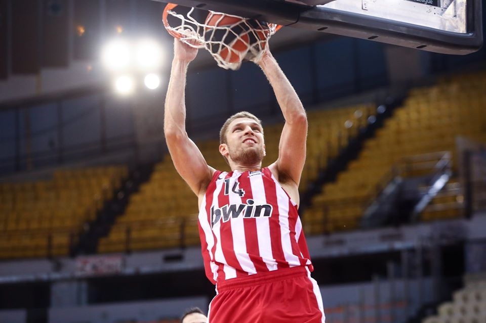 Най добрият ни баскетболист Александър Везенков бе поставен в топ 10