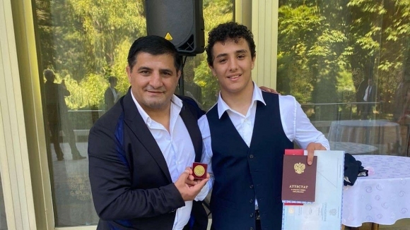 Едмонд Назарян завърши средното си образование със златен медал Младият