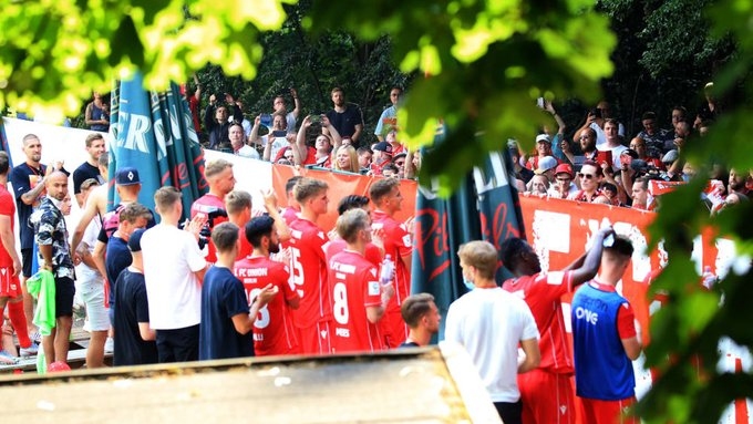 Феновете на Унион Берлин отново се събраха на стадион Алте