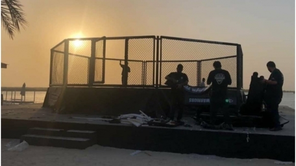 Президентът на UFC Дейна Уайт показа клетката в която бойците ще мерят