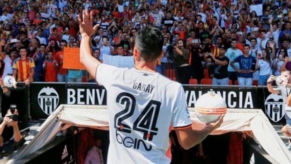 Защитникът Есекиел Гарай се сбогува с феновете на Валенсия. Договорът