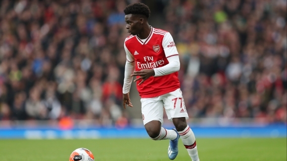 Полузащитникът на Арсенал Букайо Сака подписа нов дългосрочен договор съобщиха