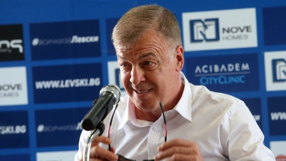 Собственикът на Левски Наско Сираков си тръгна от стадиона в