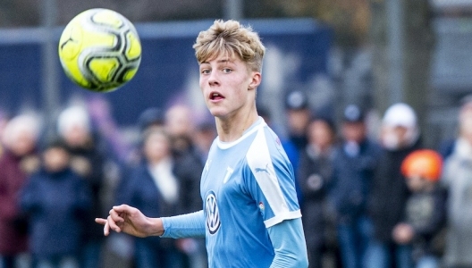 17-годишният швед Лукас Бьорклунд пристигна за медицински прегледи в Милан.