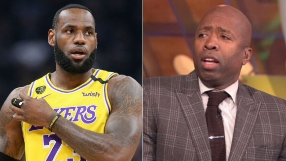 Бившият играч на Хюстън Рокетс Кени Смит който в момента