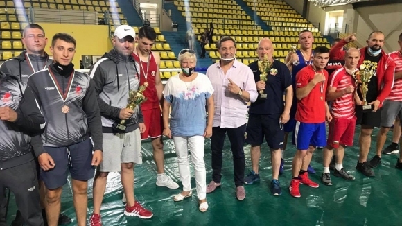 Президентът на Българската федерация по бокс Красимир Инински награди победителите