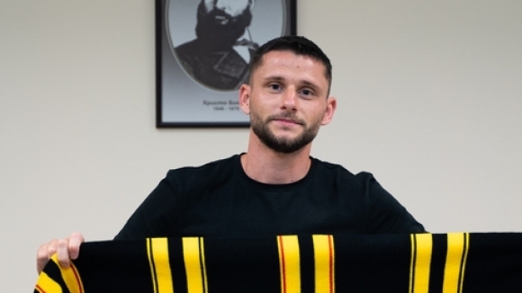 Ботев Пловдив осъществи третия си летен трансфер Канарчетата подсилиха отбраната