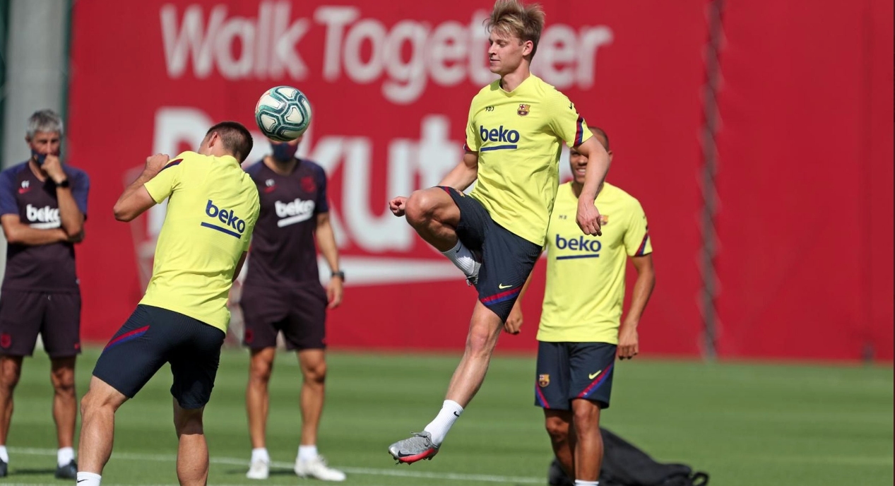 Полузащитникът Френки де Йонг попадна в групата за мач на