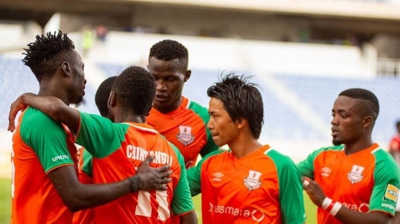 Футболното първенство на Замбия се подновява днес въпреки че лидерът