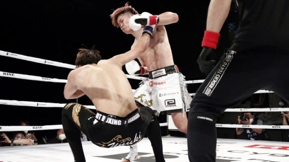 Младата японска звезда Теншин Насукава продължава да жъне успехи на ринга Непобедения