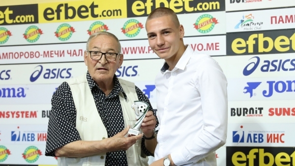 Полузащитникът на ЦСКА София Валентин Антов получи приза за най добър футболист