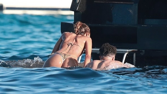 Джейдън Санчо явно никак не се вълнува че куп топотбори