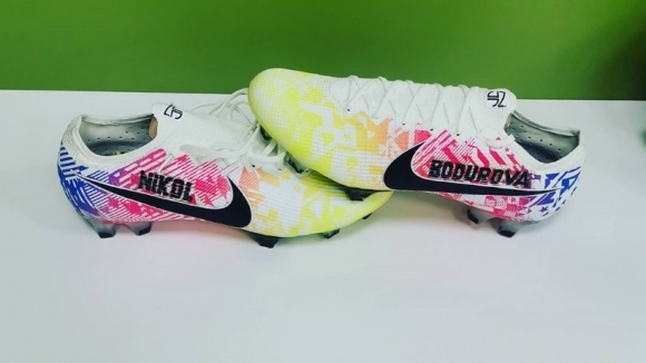 Защитникът на Пирин Благоевград Николай Бодуров показа новите си обувки