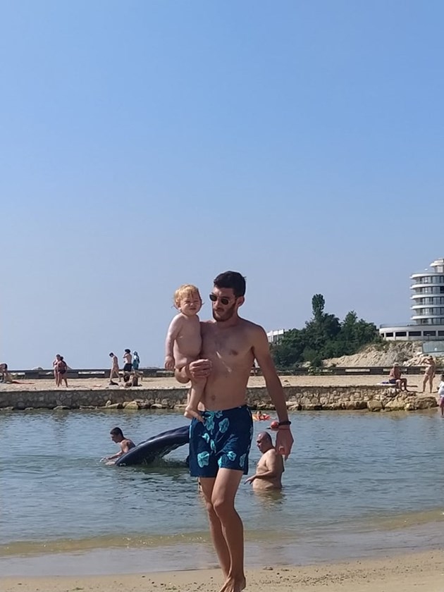 Като изключително грижовен баща се прояви на плажа българският вратар