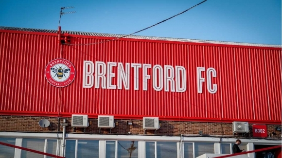 Брентфорд привлече защитника на Манчестър Юнайтед Бен Хокенхъл съобщават