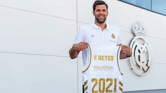 Неостаряващият Фелипе Рейес ще носи екипа на Реал Мадрид поне