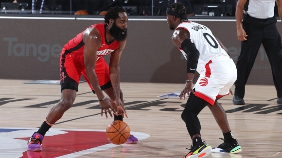 Защитаващите шампиони в НБА Торонто Раптърс потеглиха с успех в