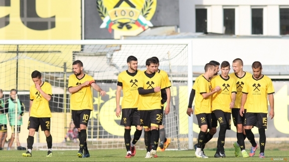 Миньор Перник от днес подновява тренировки в пълния си състав