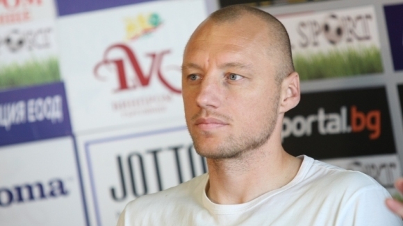Бившият футболен национал Иван Иванов обяви изненадващо, че прекратява своята