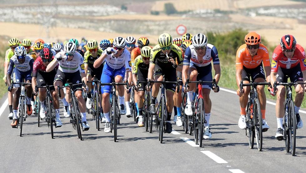 Трима състезатели, участващи в колоездачната обиколка на Бургос в Испания,