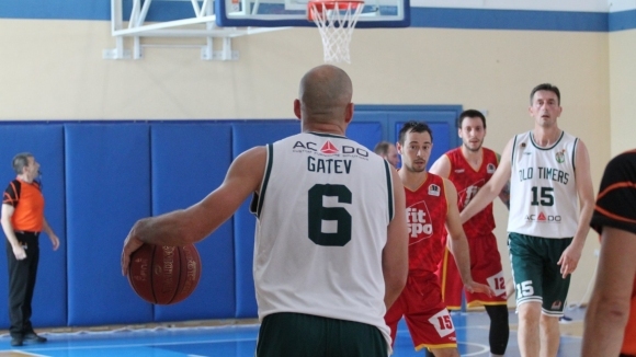 Действащите шампиони Олд Таймърс продължават с безапелационните си изяви в