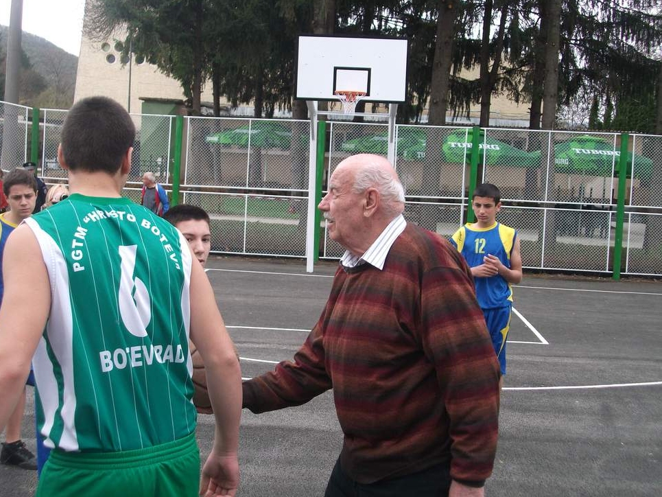 Днес на 87 годишна възраст почина големият треньор по баскетбол