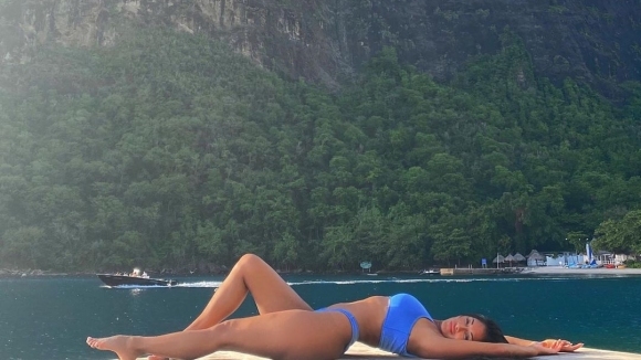 Никол Шерцингер обича да показва тялото си и го прави