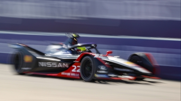 Оливър Роулънд Nissan спечели квалификацията преди предпоследния старт за сезона