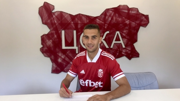 Полузащитникът от националния отбор на България Ивайло Чочев подписа договор